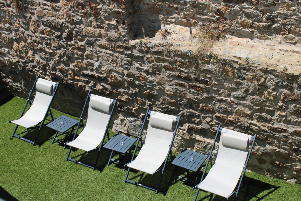 Terrasse mit Liegestuhl